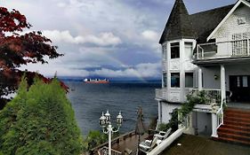 Walkon Waterfront Castle Cove Inn